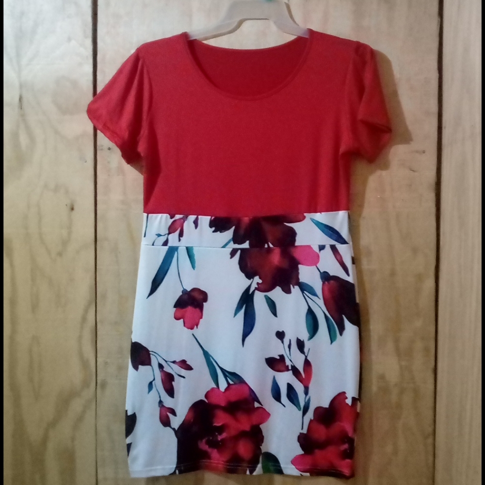 🥀Red Floral Dress🥀 FREE w/$20 purchase!!❤️😊